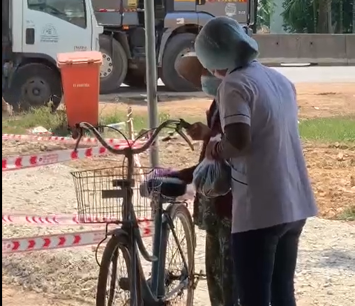Bà cụ 87 tuổi đạp xe chở nước tiếp viện cán bộ kiểm soát dịch bệnh - Ảnh 2.