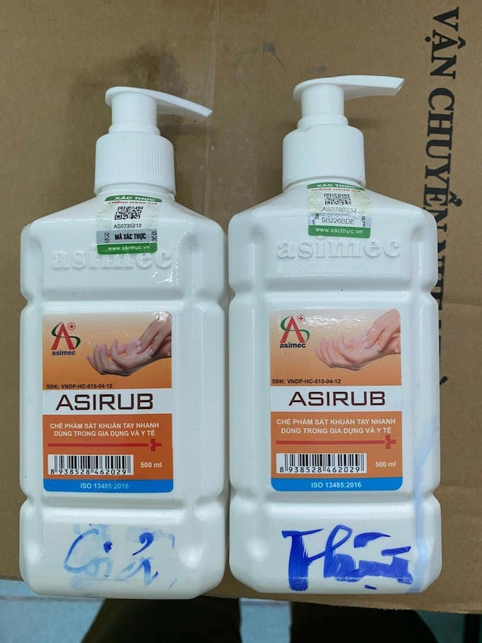 Sản phẩm nước sát khuẩn giả nhãn hiệu ASIRUB (trái) có đủ tem xác thực chống hàng giả, giống y hàng thật. Ảnh: Quản lý thị trường số 14