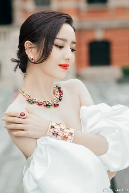 Mở đầu ngày tỏ tình 520, 'Mỹ nhân Tân Cương' Đồng Lệ Á tuyên bố ly hôn ngay sau tin hẹn hò trai lạ 4 Mở đầu ngày tỏ tình 520, 'Mỹ nhân Tân Cương' Đồng Lệ Á tuyên bố ly hôn ngay sau tin hẹn hò trai lạ 4
