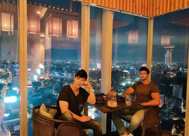 Nathan Lee đi du lịch  1