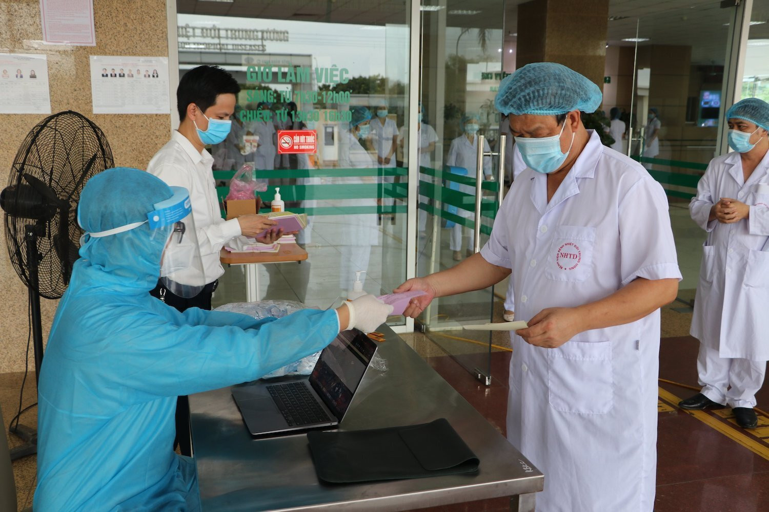 Gần 3.000 cử tri tham gia bỏ phiếu tại hai tâm dịch đặc biệt ở Hà Nội - 2