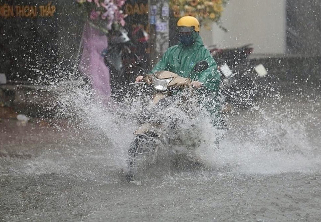 Nhiều nơi ở TP Hồ Chí Minh ngập nặng do mưa lớn - Ảnh 2.