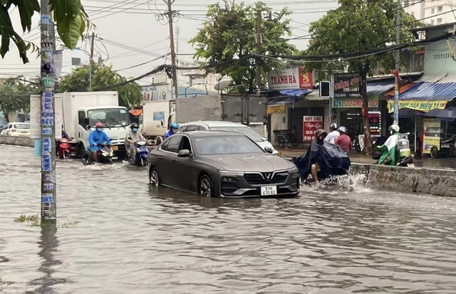 Nhiều nơi ở TP Hồ Chí Minh ngập nặng do mưa lớn - Ảnh 3.