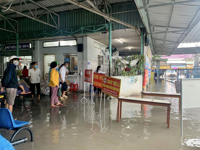 Nhiều nơi ở TP Hồ Chí Minh ngập nặng do mưa lớn - Ảnh 5.