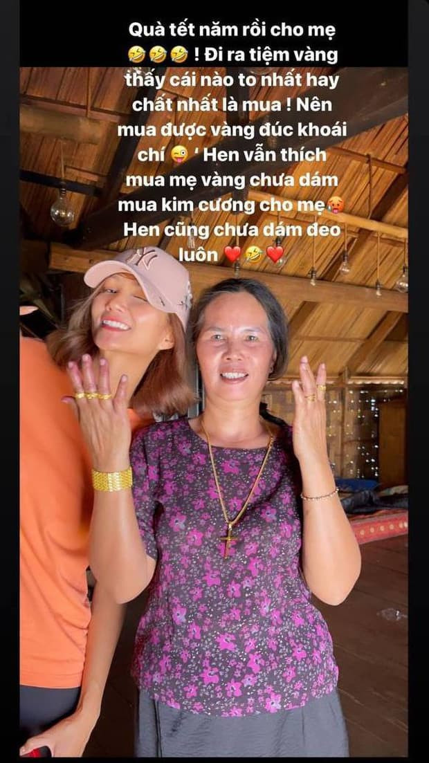 choang-voi-cach-lua-vang-tang-bo-me-cua-hoa-hau-hhen-nie-1-ngoisaovn-w620-h1103 4