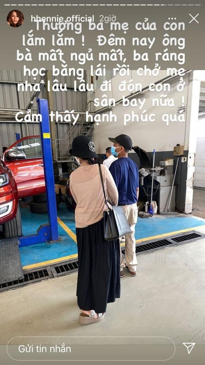 choang-voi-cach-lua-vang-tang-bo-me-cua-hoa-hau-hhen-nie-3-ngoisaovn-w750-h1334 2