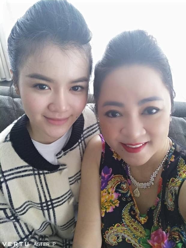 bà Phương Hằng 0