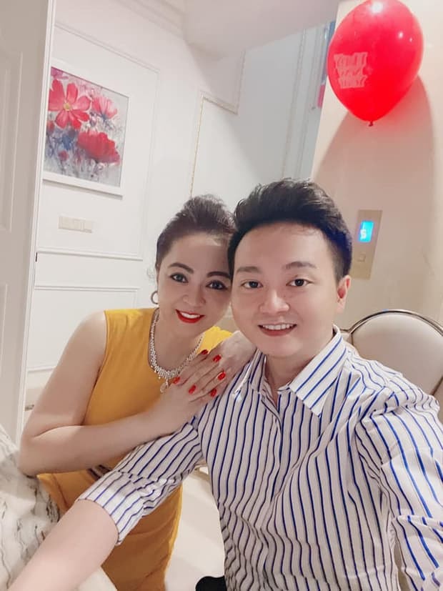 con của bà Phương Hằng 0