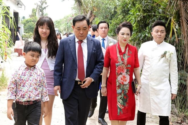 con của bà Phương Hằng 3