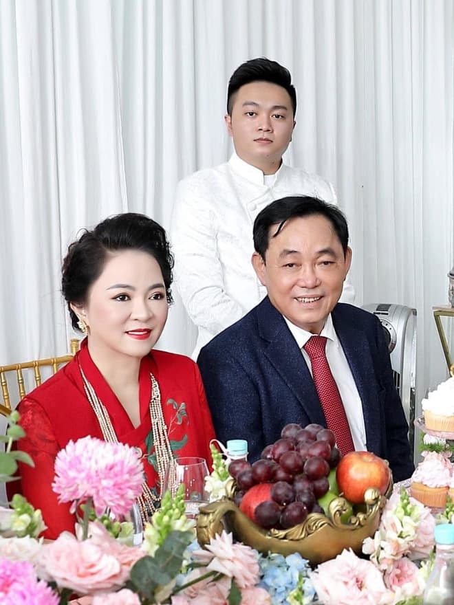 con của bà Phương Hằng 3