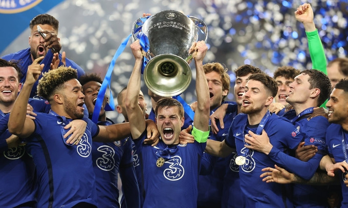 Azpilicueta nâng danh hiệu Champions League 2020-2021. Ảnh: UEFA