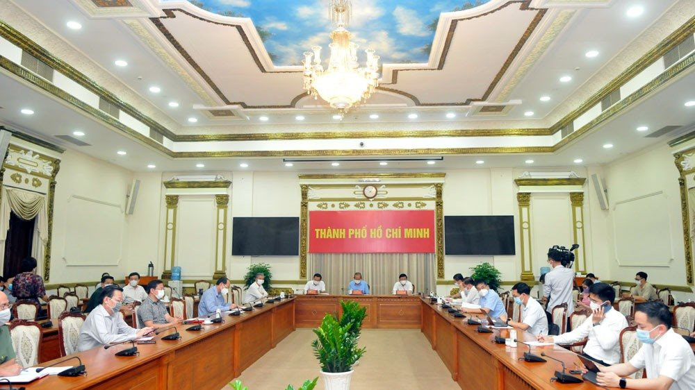 pho-thu-tuong-thuong-truc-chinh-phu-truong-hoa-binh-hop-khan-voi-tphcm-trien-khai-cac-bien-phap-phong-chong-dich-benh-covid-19.(1).jpg