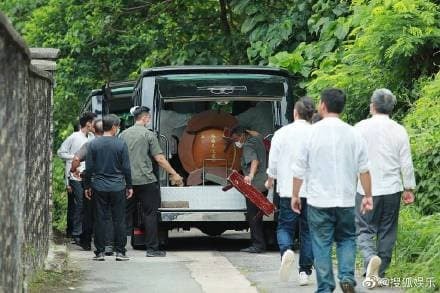  Một năm sau khi qua đời ông trùm sòng bạc mới được chôn cất, Hà Du Quân xuất hiện với vẻ đau buồn mà không có Hề Mộng Dao bên cạnh  6