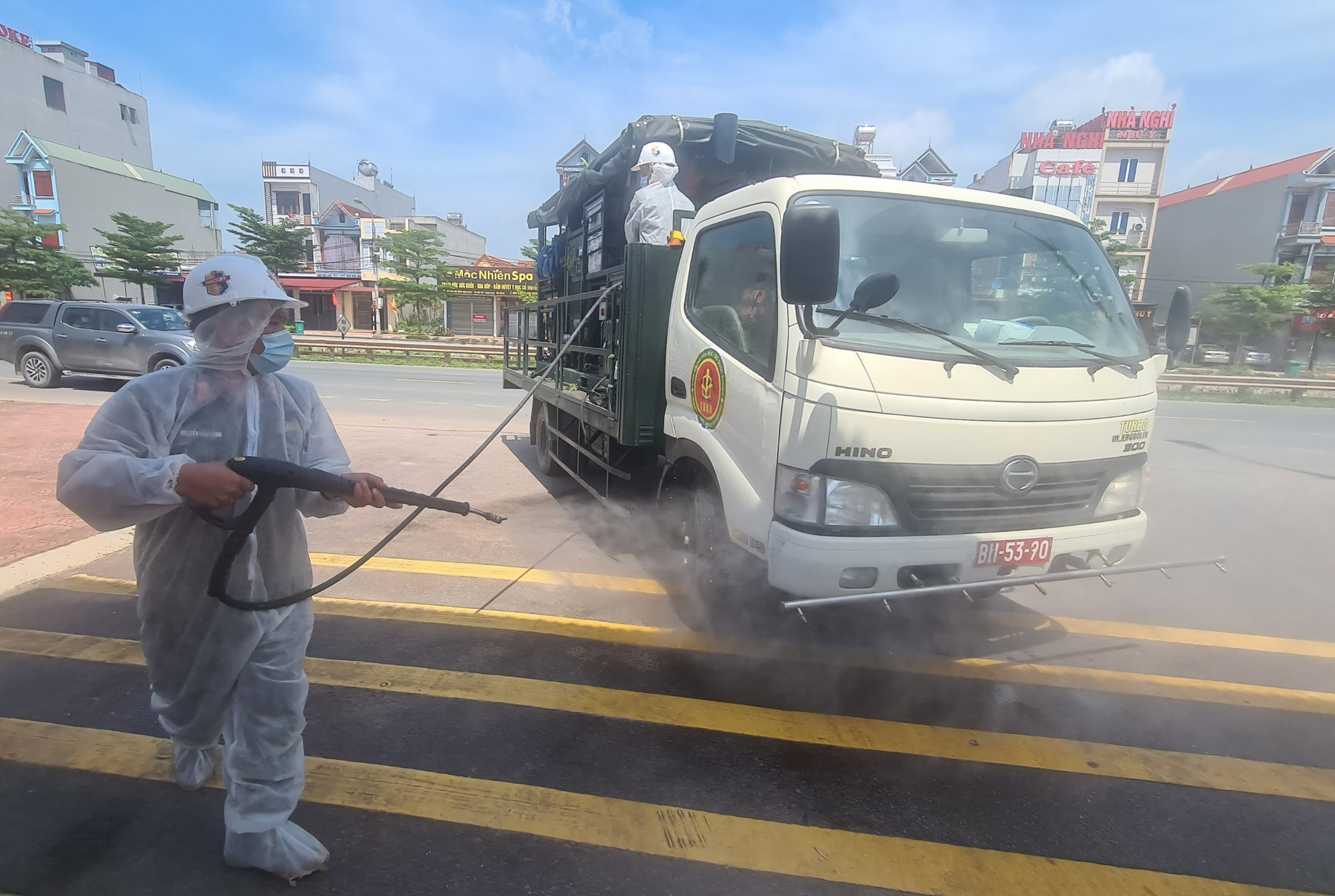 Ảnh: Dàn xe đặc chủng của quân đội khử khuẩn 4 huyện ở Bắc Giang - 12