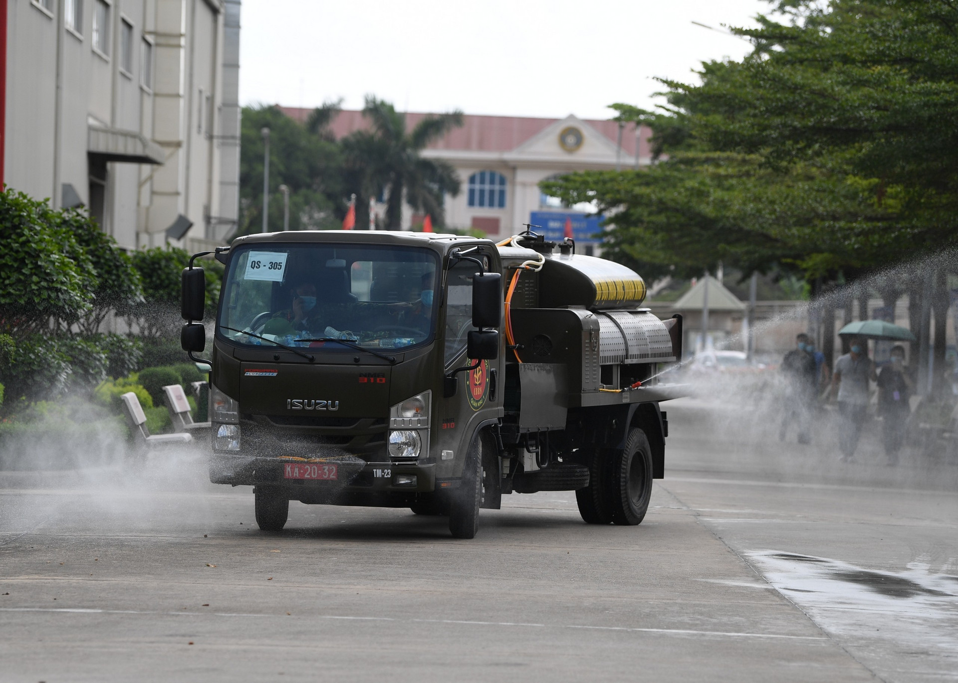 Ảnh: Dàn xe đặc chủng của quân đội khử khuẩn 4 huyện ở Bắc Giang - 11