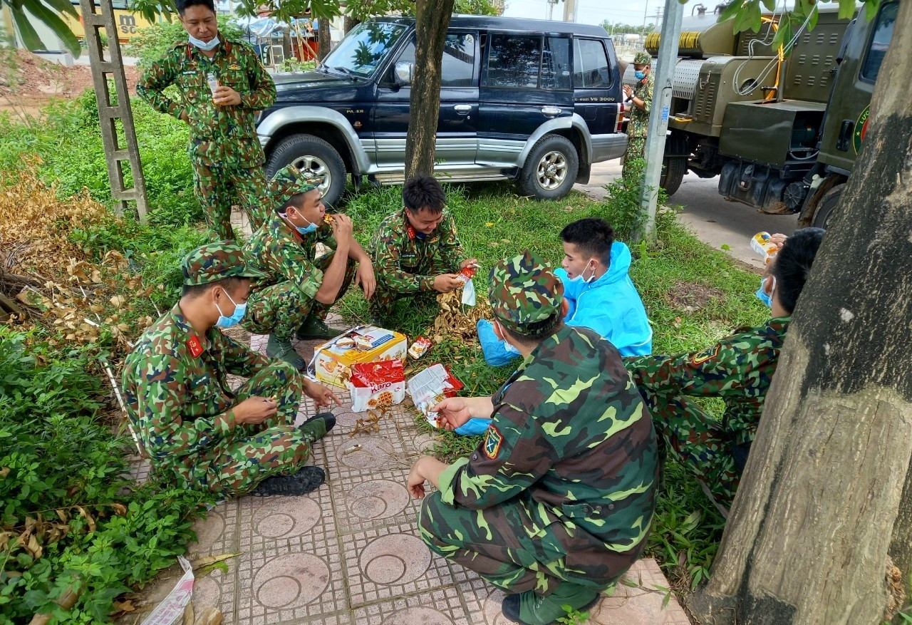 Ảnh: Dàn xe đặc chủng của quân đội khử khuẩn 4 huyện ở Bắc Giang - 14