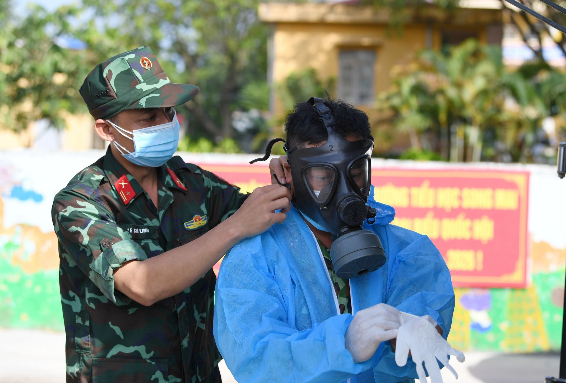 Ảnh: Dàn xe đặc chủng của quân đội khử khuẩn 4 huyện ở Bắc Giang - 3