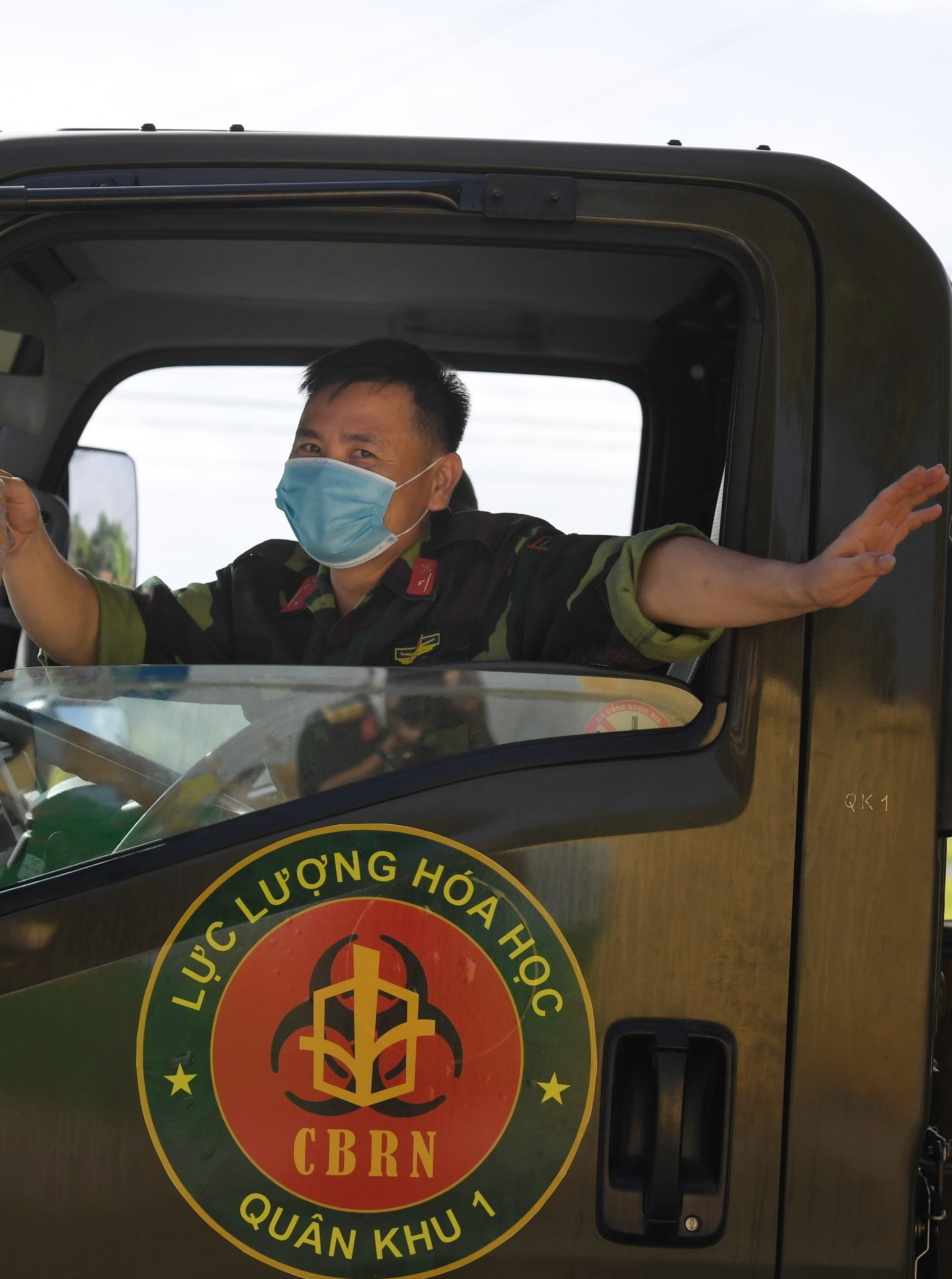 Ảnh: Dàn xe đặc chủng của quân đội khử khuẩn 4 huyện ở Bắc Giang - 7