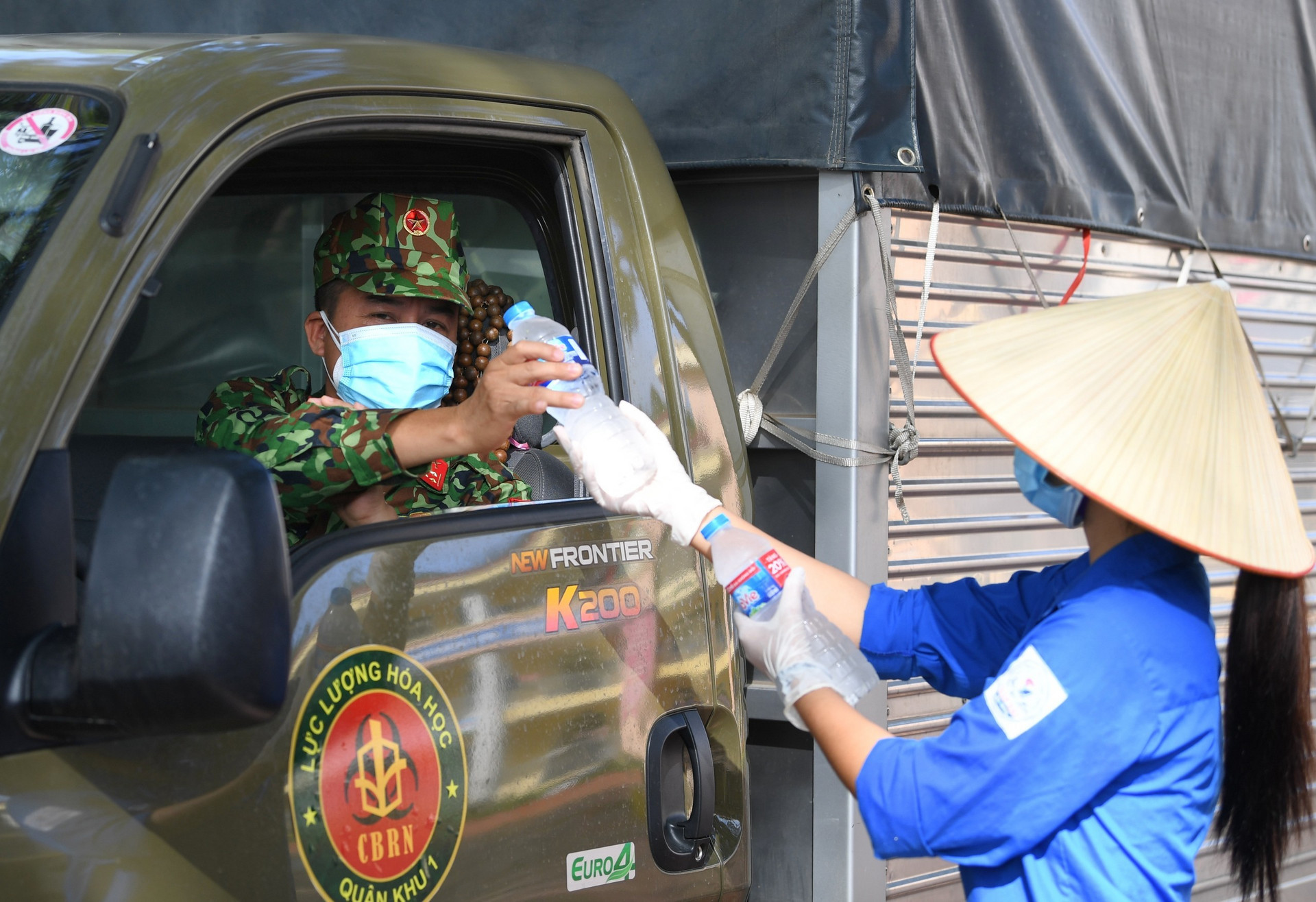 Ảnh: Dàn xe đặc chủng của quân đội khử khuẩn 4 huyện ở Bắc Giang - 13
