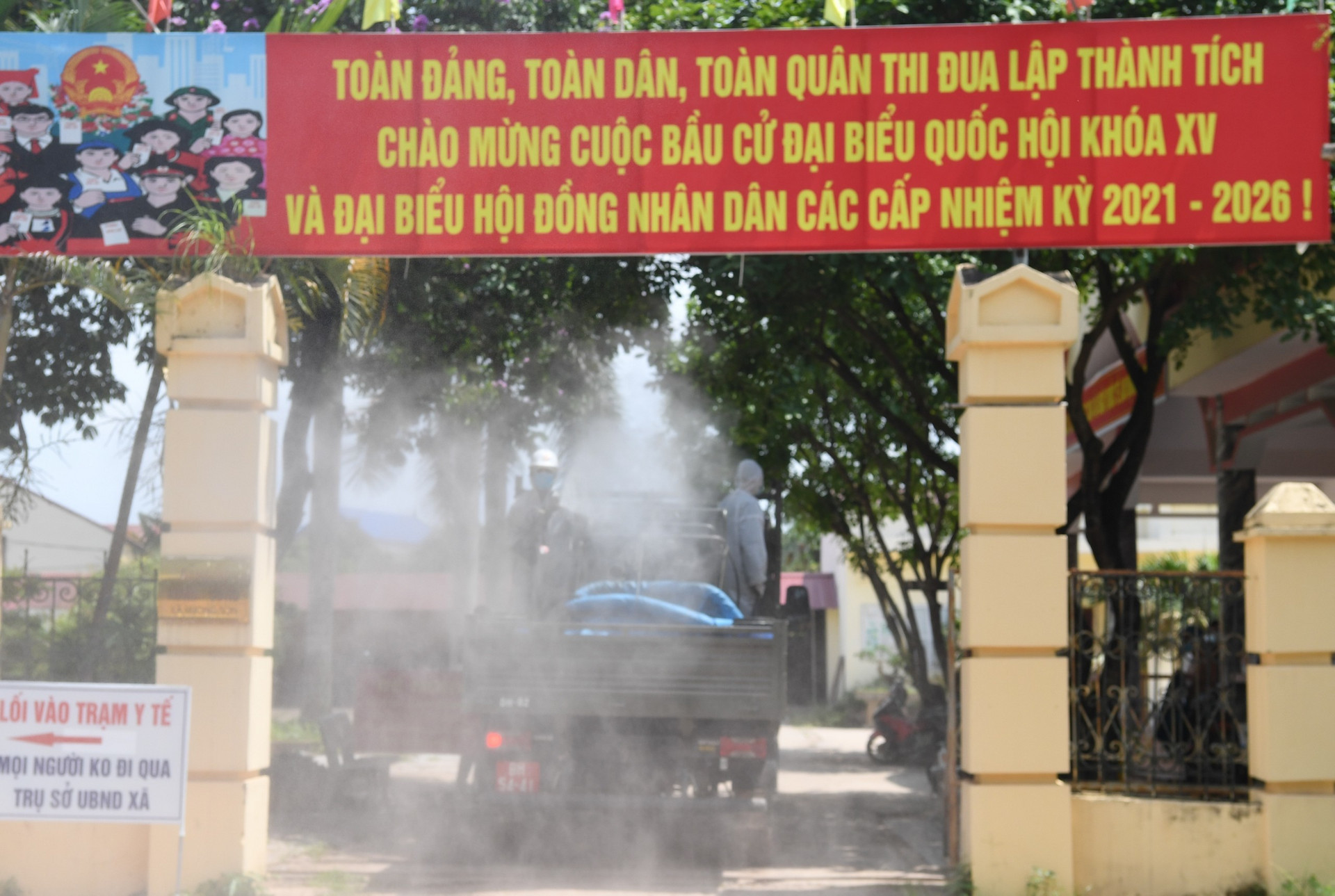 Ảnh: Dàn xe đặc chủng của quân đội khử khuẩn 4 huyện ở Bắc Giang - 1