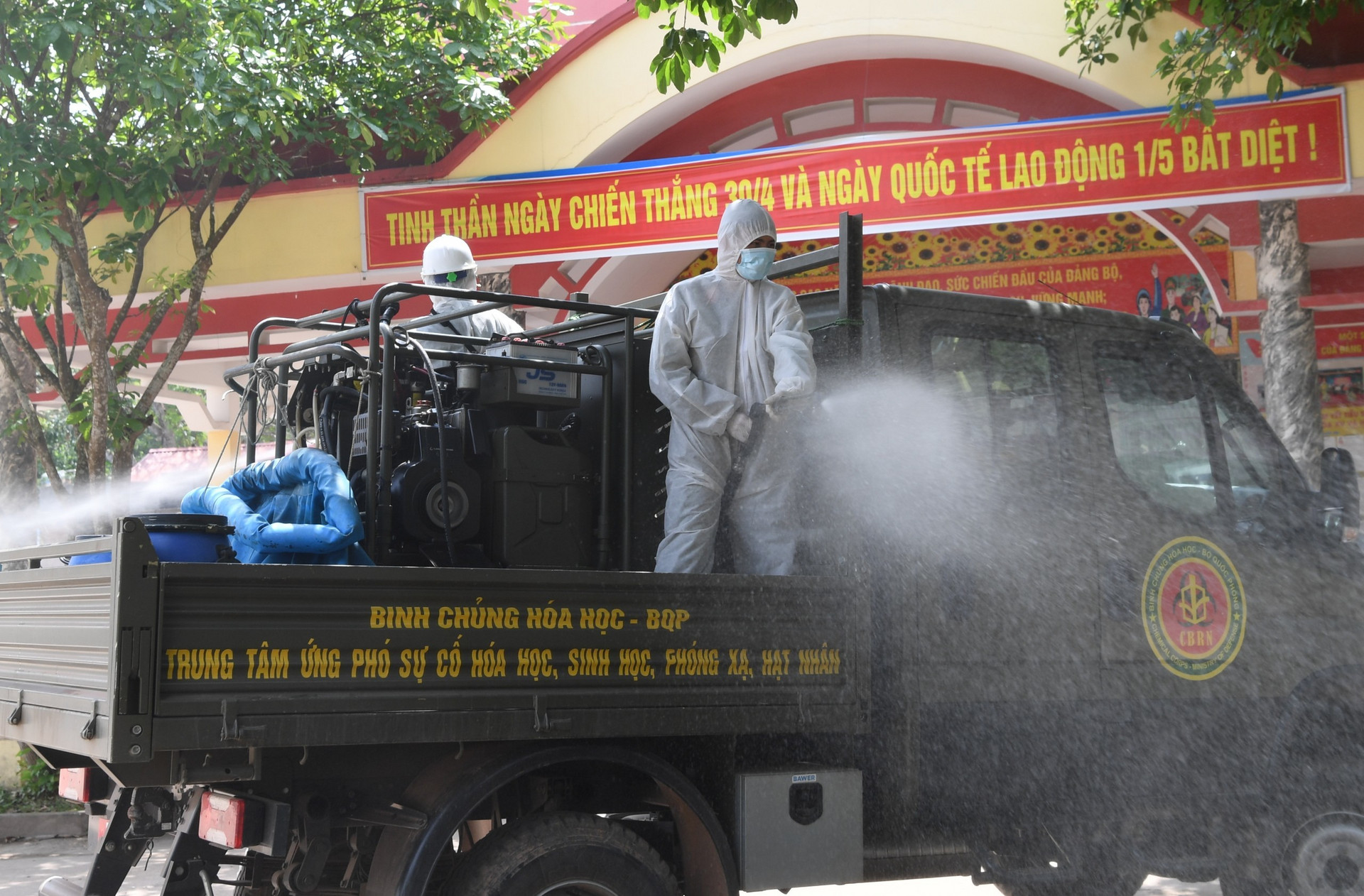 Ảnh: Dàn xe đặc chủng của quân đội khử khuẩn 4 huyện ở Bắc Giang - 9