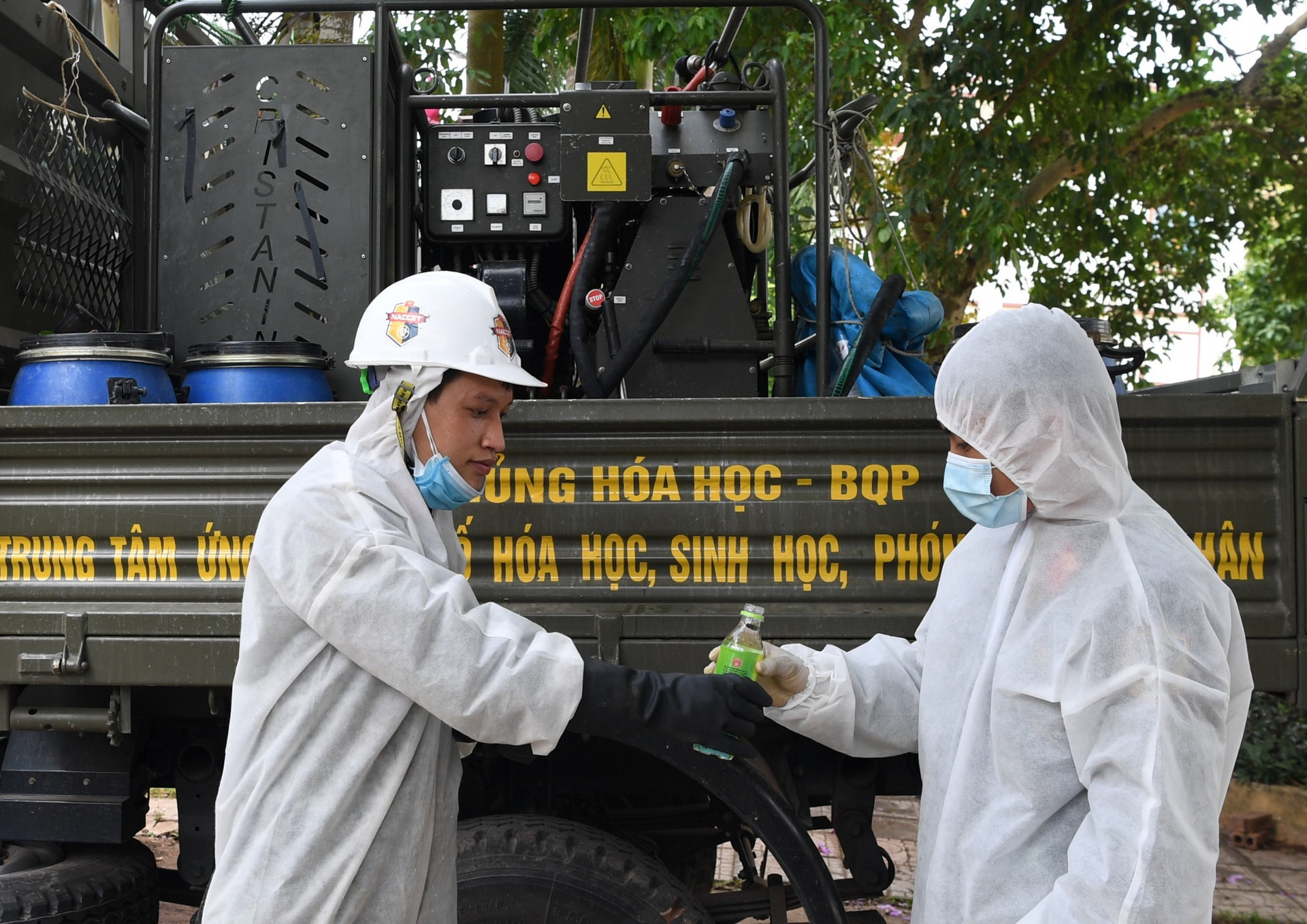Ảnh: Dàn xe đặc chủng của quân đội khử khuẩn 4 huyện ở Bắc Giang - 6
