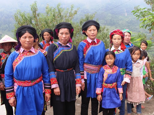 Trang phục truyền thống của phụ nữ Cờ Lao