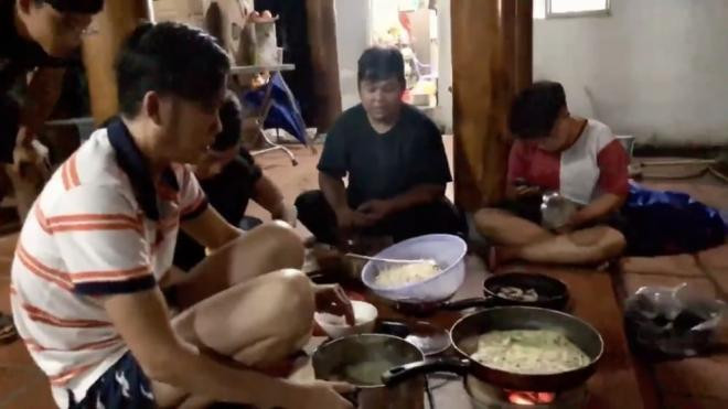 cu-dan-mang-lai-mat-niem-tin-vi-phat-hien-doan-clip-hoai-linh-an-uong-cung-ban-be-vao-dung-ngay-mo-tuyen-giap-4-ngoisaovn-w998-h561 4 cu-dan-mang-lai-mat-niem-tin-vi-phat-hien-doan-clip-hoai-linh-an-uong-cung-ban-be-vao-dung-ngay-mo-tuyen-giap-4-ngoisaovn-w998-h561 4