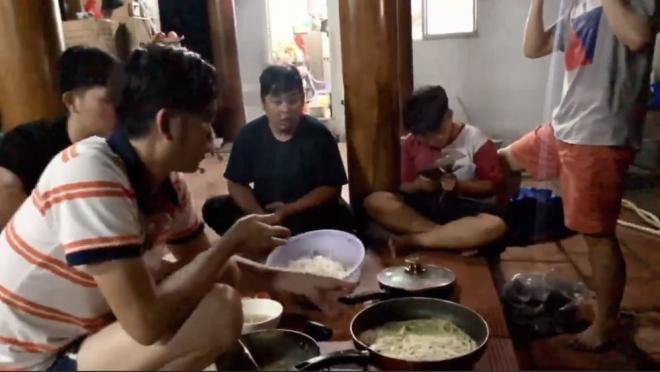 cu-dan-mang-lai-mat-niem-tin-vi-phat-hien-doan-clip-hoai-linh-an-uong-cung-ban-be-vao-dung-ngay-mo-tuyen-giap-7-ngoisaovn-w999-h564 3 cu-dan-mang-lai-mat-niem-tin-vi-phat-hien-doan-clip-hoai-linh-an-uong-cung-ban-be-vao-dung-ngay-mo-tuyen-giap-7-ngoisaovn-w999-h564 3
