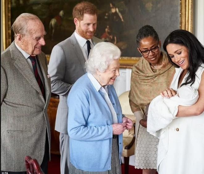  Meghan hạ sinh con gái, đặt tên con theo cả Nữ hoàng Anh và mẹ chồng quá cố Diana, phản ứng của Hoàng gia lạnh lùng hơn tưởng tượng 2