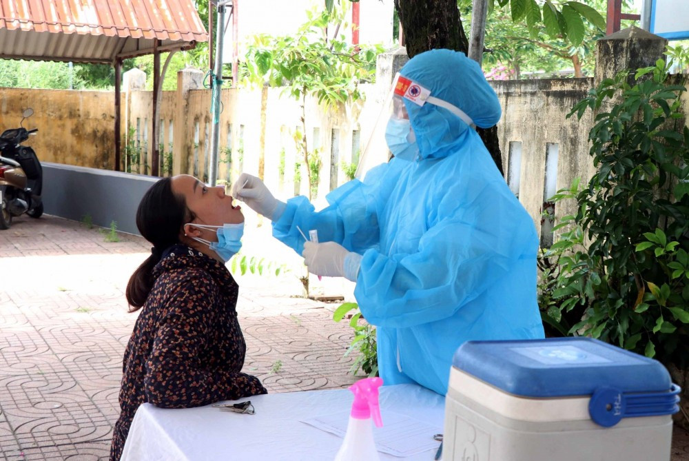 Lực lượng Y tế xã Thạch Hạ lấy mẫu bệnh phẩm xét nghiệm cho người dân. Ảnh, Công Tường, TTXVN.