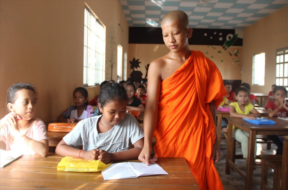 Một lớp dạy chữ Khmer tại chùa mùa hè năm 2020 tại Sóc Trăng.