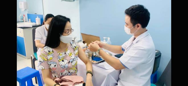 BTV Hoài Anh tiêm vắc xin Covid-19 0