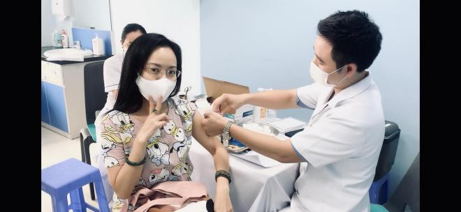 BTV Hoài Anh tiêm vắc xin Covid-19 0