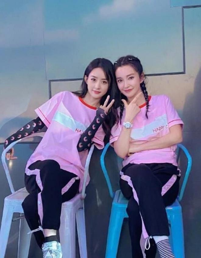  Lý Băng Băng chụp ảnh với Triệu Lệ Dĩnh, hơn 15 tuổi nhưng vẫn 'chặt đẹp' đàn em khi chung khung hình 2