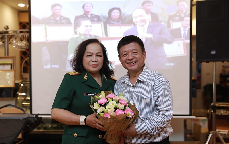 Chủ tịch Hội Nhạc sĩ Việt Nam Đỗ Hồng Quân chúc mừng Rơ Chăm Phiang nhân dịp bà được Nhà nước phong tặng danh hiệu Nghệ sĩ Nhân dân.