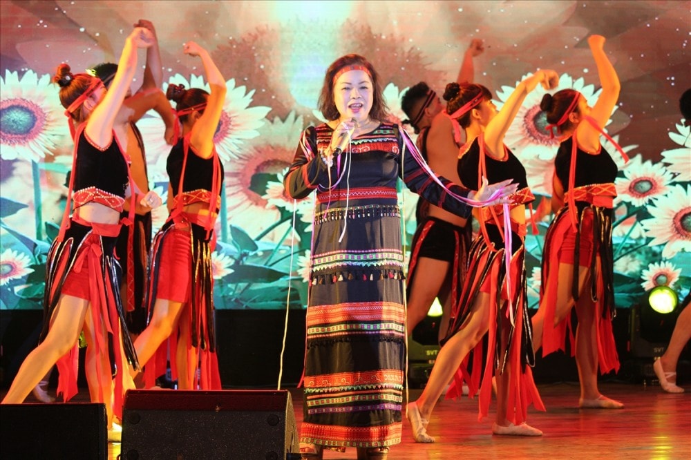 Giọng nữ cao Rơ Chăm Phiang là một giọng ca vàng quý hiếm của núi rừng Tây Nguyên và trong nền âm nhạc nước nhà.
