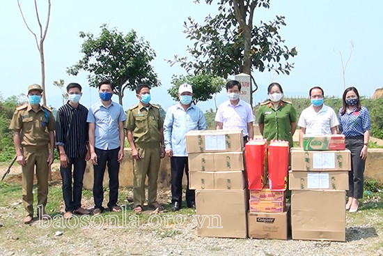 Huyện Yên Châu, Sơn La trao tặng vật tư y tế hỗ trợ huyện Xiềng Khọ (Lào) để phòng, chống dịch covid-19.