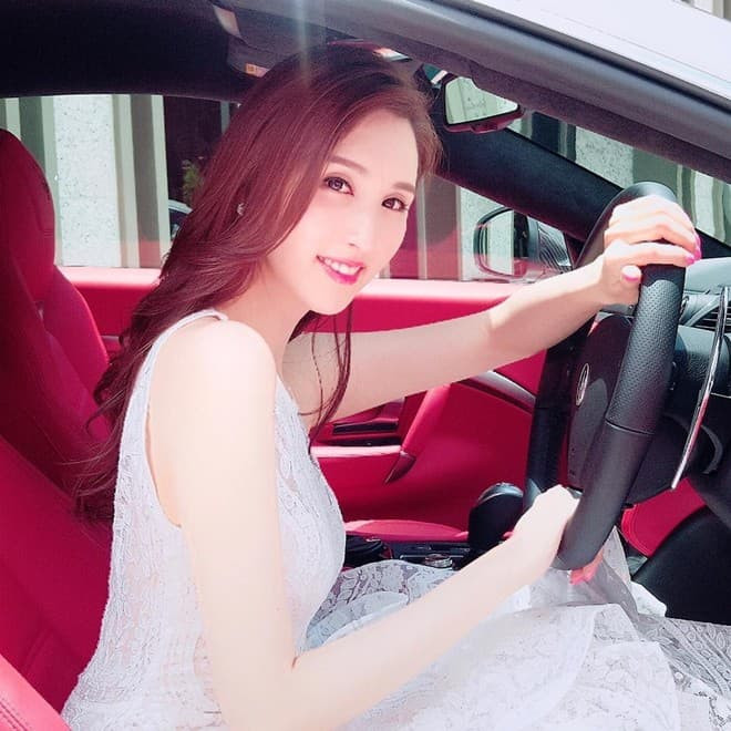 Cô từng là đệ nhất nữ thần thể dục, năm 27 tuổi được cha gả cho một doanh nhân giàu có 78 tuổi để trả nợ, hiện cuộc sống thật bất ngờ 4