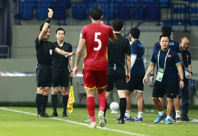 HLV Park nhận thẻ vàng từ trọng tài Sato Ryuji, sau khi phản ứng trong trận đấu Malaysia trên sân Al Maktoum. Ảnh: Lâm Thoả.