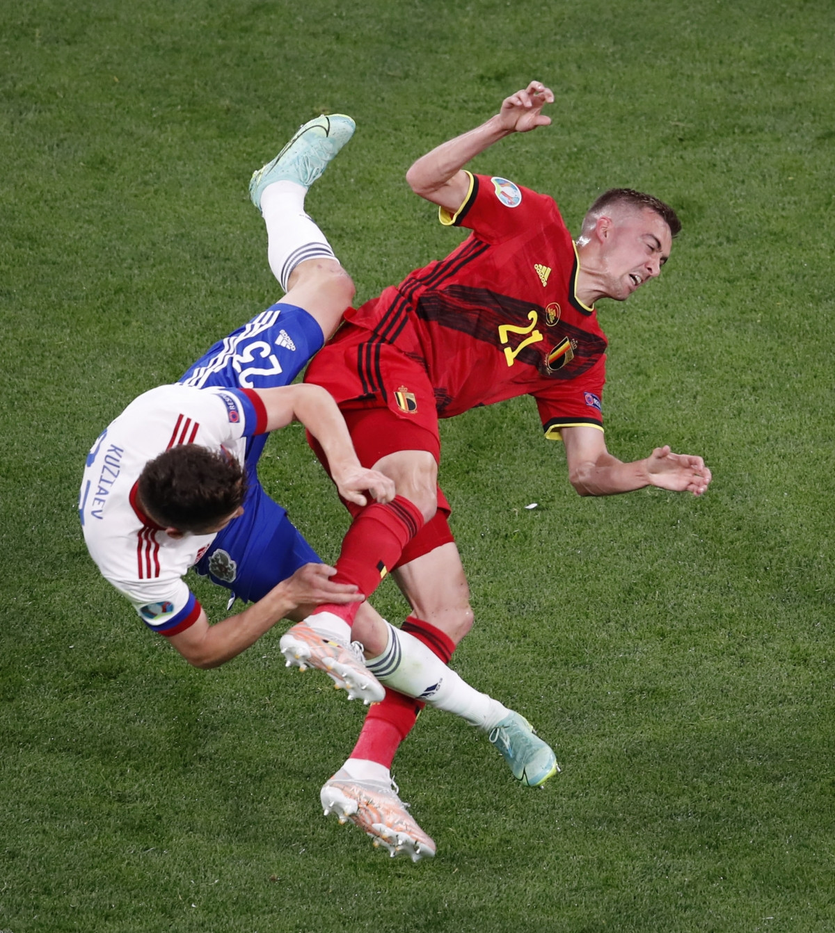 Sau bàn thắng của Lukaku, trận đấu Bỉ gặp Nga trở nên căng thẳng với những pha vào bóng quyết liệt của cầu thủ cả hai đội. 