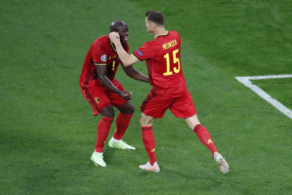 Dù vậy, đến phút 33, tỷ số được nâng lên 2-0 cho ĐT Bỉ với bàn thắng dễ dàng trong tư thế trống trải của Meunier. 