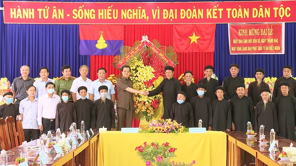Ủy viên Ban chấp hành TW Đảng, Bí thư Tỉnh ủy An Giang Lê Hồng Quang cùng lãnh đạo Huyện Tri Tôn chúc mừng Phật hội Tứ Ân Hiếu Nghĩa.