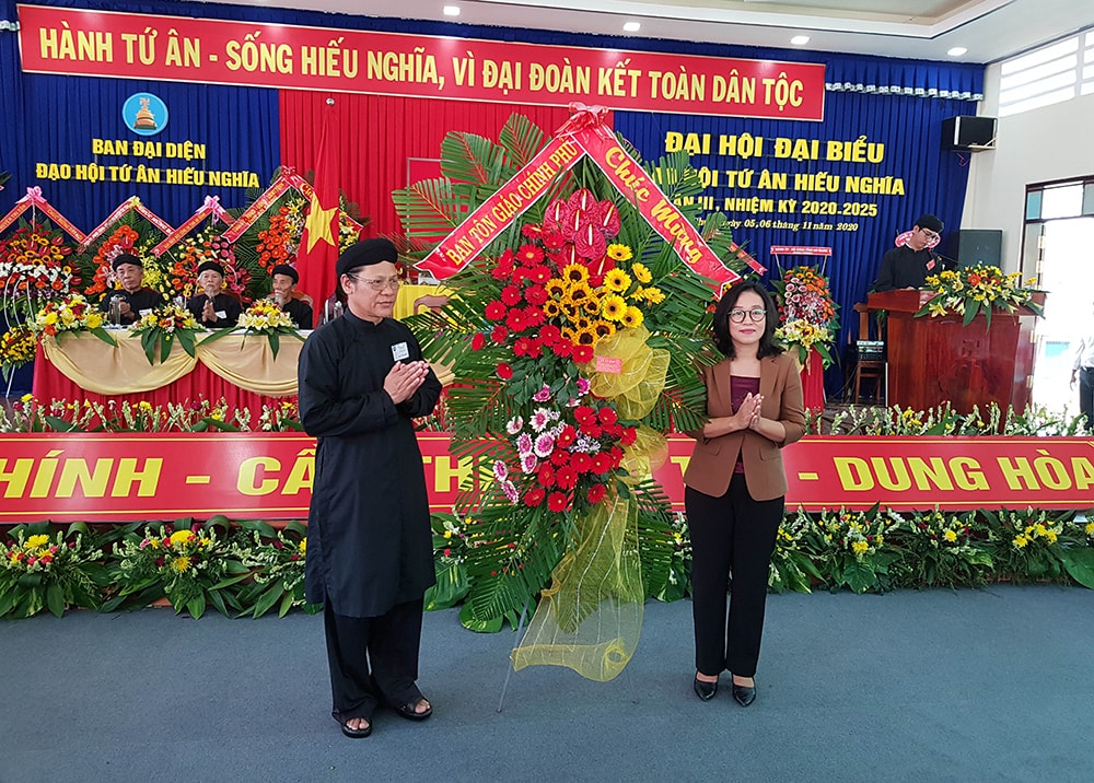 Đại diện Ban Tôn giáo Chính phủ tặng hoa chúc mừng Đại hội Phật hội Tứ Ân Hiếu Nghĩa tỉnh An Giang.