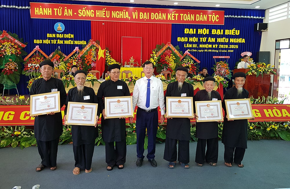 Phó Chủ tịch UBND tỉnh An Giang Lê Văn Phước trao tặng Bằng khen của tỉnh cho các cá nhân có nhiều thành tích, đóng góp tích cực trong hoạt động của Phật hội Tứ Ân Hiếu Nghĩa nhân dịp Đại hội đại biểu.