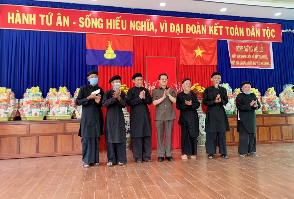 Ủy viên BCH TW Đảng, Bí thư Tỉnh ủy An Giang chúc mừng và tặng quà cho Ban Trị sự, Phật hội Tứ Ân Hiếu Nghĩa.