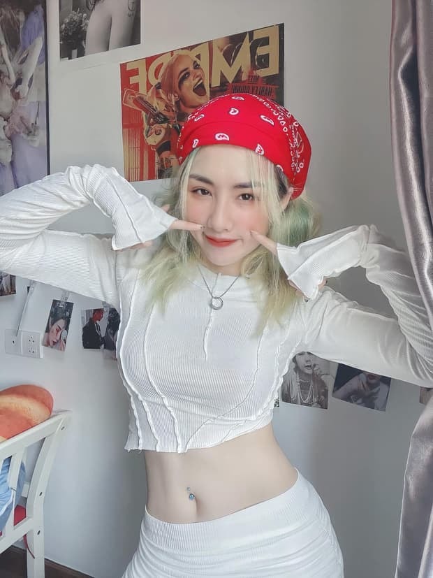 Du Uyên dao kéo  0