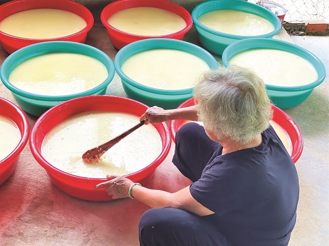 Bà Ma Thị Đê với công đoạn ngâm gạo làm bánh rất kỳ công