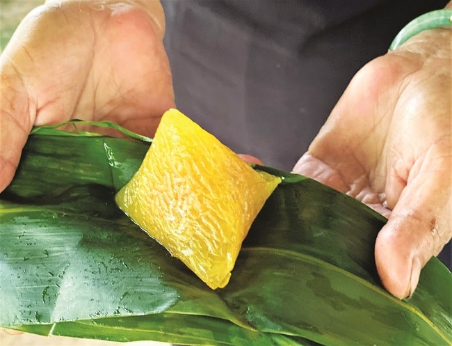 Bánh Ú Tây Ninh có vị ngọt thanh, thơm, dẻo, giòn của bí đao xào và đậm mùi Sầu riêng