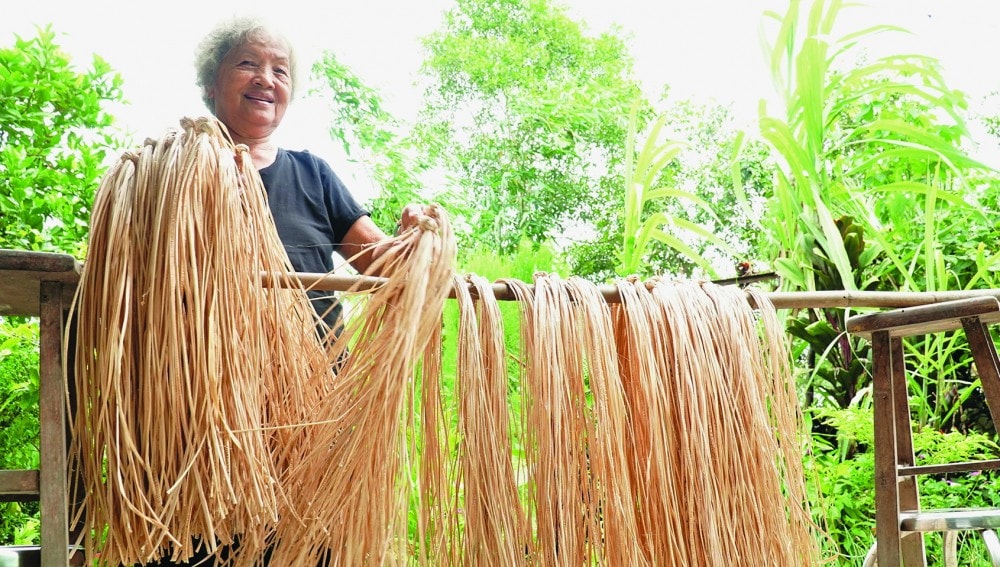 Dây gói bánh Ú cũng được lựa chọn và tuốt cẩn thận.